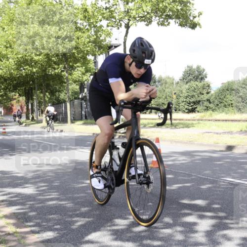 11.08.2024 - GEWOBA Citytriathlon Bremen H.Heesch http://msf.ph/oto/6770054 11.08.2024 12:00:09 Radfahren 846, 967, 1033, 1039 meine-sportfotos.de