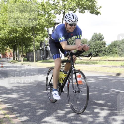 11.08.2024 - GEWOBA Citytriathlon Bremen H.Heesch http://msf.ph/oto/6770064 11.08.2024 12:00:27 Radfahren 756, 799, 967, 1039 meine-sportfotos.de