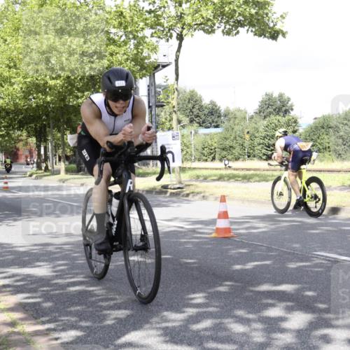 11.08.2024 - GEWOBA Citytriathlon Bremen H.Heesch http://msf.ph/oto/6770082 11.08.2024 12:00:56 Radfahren 833, 861, 868, 914, 916, 995 meine-sportfotos.de