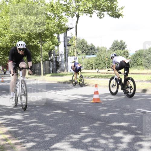 11.08.2024 - GEWOBA Citytriathlon Bremen H.Heesch http://msf.ph/oto/6770085 11.08.2024 12:00:56 Radfahren 833, 861, 868, 914, 916, 995 meine-sportfotos.de