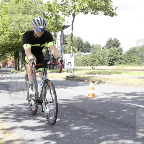 11.08.2024 - GEWOBA Citytriathlon Bremen H.Heesch http://msf.ph/oto/6771457 11.08.2024 12:32:59 Radfahren 786, 834, 846, 861, 916, 957, 967, 998, 1011, 1020, 1039 meine-sportfotos.de