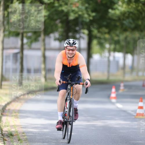 11.08.2024 - GEWOBA Citytriathlon Bremen H.Heesch http://msf.ph/oto/6772794 11.08.2024 11:39:03 Radfahren 821 meine-sportfotos.de