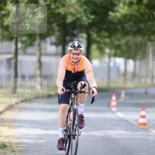 11.08.2024 - GEWOBA Citytriathlon Bremen H.Heesch http://msf.ph/oto/6772800 11.08.2024 11:39:03 Radfahren 821 meine-sportfotos.de