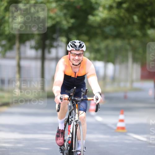 11.08.2024 - GEWOBA Citytriathlon Bremen H.Heesch http://msf.ph/oto/6772815 11.08.2024 11:39:03 Radfahren 821 meine-sportfotos.de