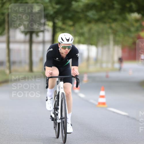 11.08.2024 - GEWOBA Citytriathlon Bremen H.Heesch http://msf.ph/oto/6772871 11.08.2024 11:39:27 Radfahren 782, 823 meine-sportfotos.de
