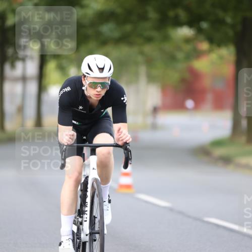 11.08.2024 - GEWOBA Citytriathlon Bremen H.Heesch http://msf.ph/oto/6772886 11.08.2024 11:39:27 Radfahren 782, 823 meine-sportfotos.de