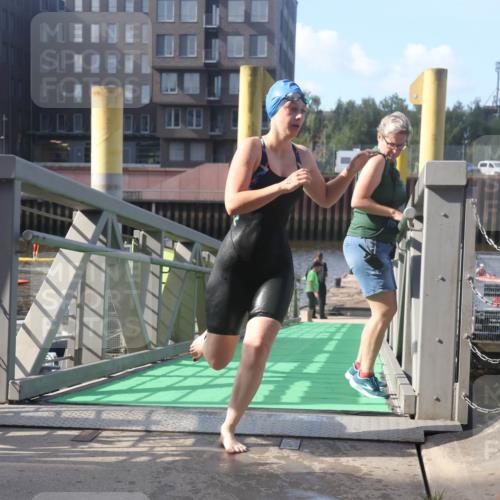 11.08.2024 - GEWOBA Citytriathlon Bremen Lena Gebhardt http://msf.ph/oto/6773613 11.08.2024 10:08:33 Schwimmen 43, 98, 108, 110 meine-sportfotos.de