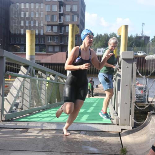 11.08.2024 - GEWOBA Citytriathlon Bremen Lena Gebhardt http://msf.ph/oto/6773617 11.08.2024 10:08:33 Schwimmen 43, 98, 108, 110 meine-sportfotos.de