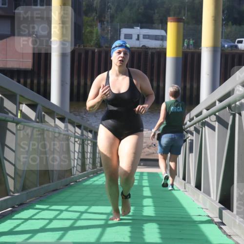 11.08.2024 - GEWOBA Citytriathlon Bremen Lena Gebhardt http://msf.ph/oto/6773628 11.08.2024 10:08:42 Schwimmen 92, 98, 110 meine-sportfotos.de