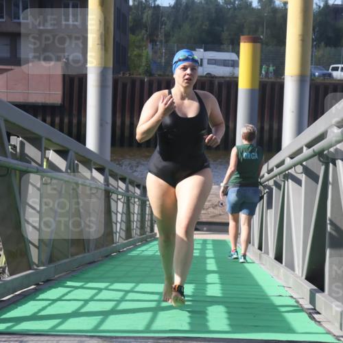 11.08.2024 - GEWOBA Citytriathlon Bremen Lena Gebhardt http://msf.ph/oto/6773634 11.08.2024 10:08:43 Schwimmen 92, 98, 110 meine-sportfotos.de
