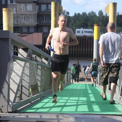 11.08.2024 - GEWOBA Citytriathlon Bremen Lena Gebhardt http://msf.ph/oto/6773659 11.08.2024 10:08:47 Schwimmen 92, 98, 110 meine-sportfotos.de
