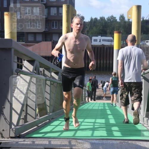 11.08.2024 - GEWOBA Citytriathlon Bremen Lena Gebhardt http://msf.ph/oto/6773667 11.08.2024 10:08:47 Schwimmen 92, 98, 110 meine-sportfotos.de