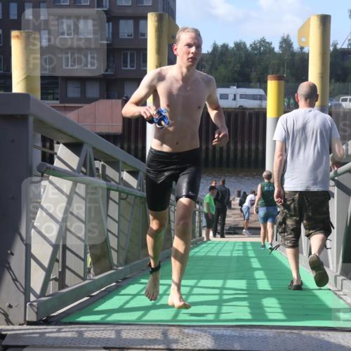 11.08.2024 - GEWOBA Citytriathlon Bremen Lena Gebhardt http://msf.ph/oto/6773670 11.08.2024 10:08:48 Schwimmen 92, 98, 110 meine-sportfotos.de
