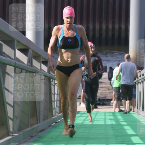 11.08.2024 - GEWOBA Citytriathlon Bremen Lena Gebhardt http://msf.ph/oto/6773696 11.08.2024 10:08:59 Schwimmen 92 meine-sportfotos.de