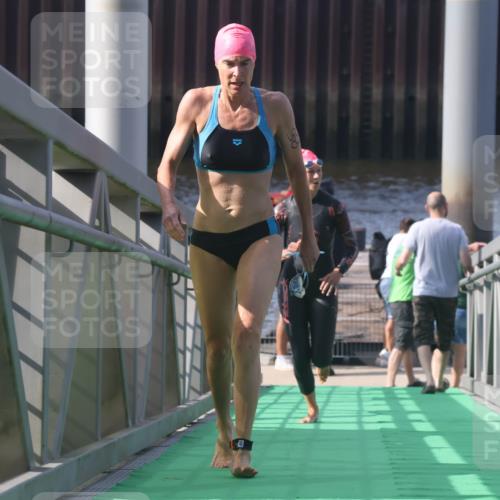 11.08.2024 - GEWOBA Citytriathlon Bremen Lena Gebhardt http://msf.ph/oto/6773700 11.08.2024 10:08:59 Schwimmen 92 meine-sportfotos.de
