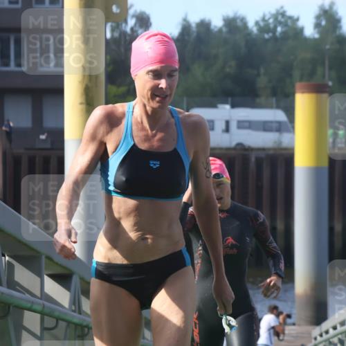 11.08.2024 - GEWOBA Citytriathlon Bremen Lena Gebhardt http://msf.ph/oto/6773727 11.08.2024 10:09:02 Schwimmen 85, 92 meine-sportfotos.de