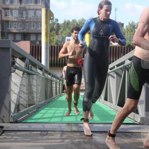 11.08.2024 - GEWOBA Citytriathlon Bremen Lena Gebhardt http://msf.ph/oto/6773964 11.08.2024 10:09:55 Schwimmen 4, 11, 16, 31, 55, 64, 83, 99, 109 meine-sportfotos.de