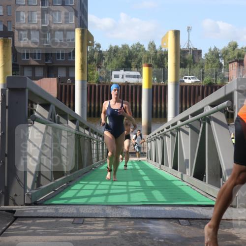 11.08.2024 - GEWOBA Citytriathlon Bremen Lena Gebhardt http://msf.ph/oto/6773992 11.08.2024 10:09:56 Schwimmen 4, 11, 16, 31, 55, 64, 83, 102, 109 meine-sportfotos.de