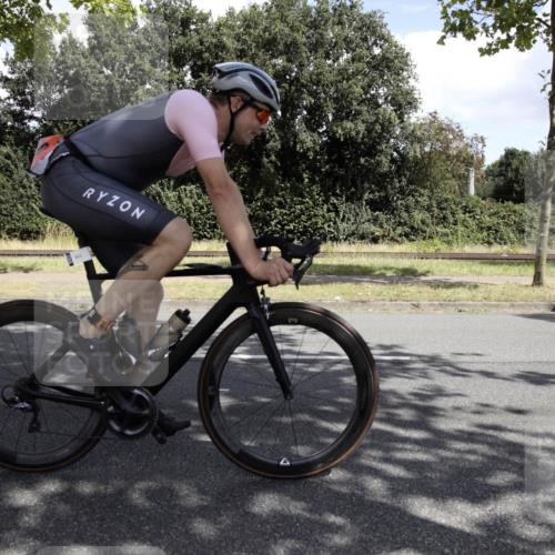 11.08.2024 - GEWOBA Citytriathlon Bremen H.Heesch http://msf.ph/oto/6776105 11.08.2024 12:00:55 Radfahren 833, 861, 868, 914, 916 meine-sportfotos.de