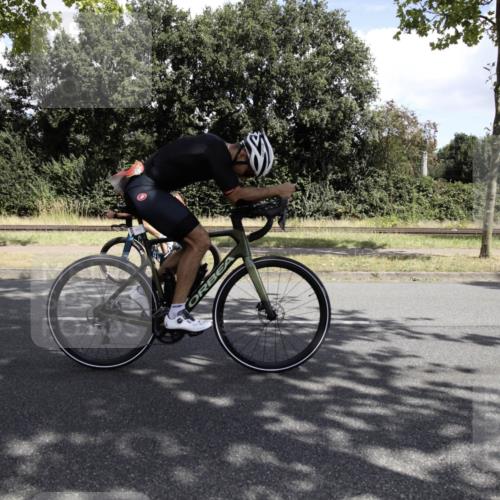 11.08.2024 - GEWOBA Citytriathlon Bremen H.Heesch http://msf.ph/oto/6776122 11.08.2024 12:00:58 Radfahren 833, 861, 868, 914, 916, 1008 meine-sportfotos.de