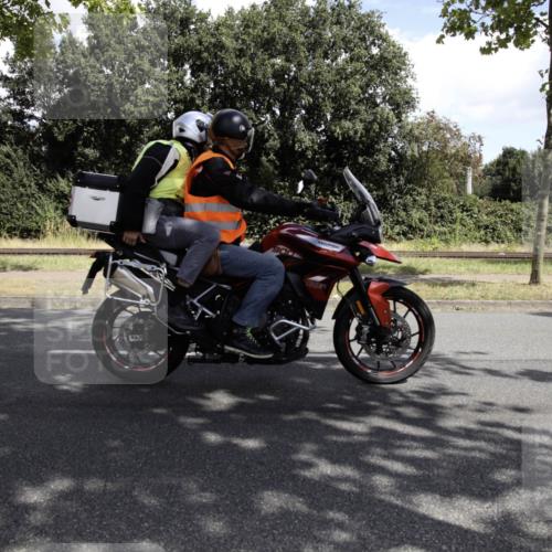 11.08.2024 - GEWOBA Citytriathlon Bremen H.Heesch http://msf.ph/oto/6776132 11.08.2024 12:01:26 Radfahren 746, 763, 819, 827, 877 meine-sportfotos.de