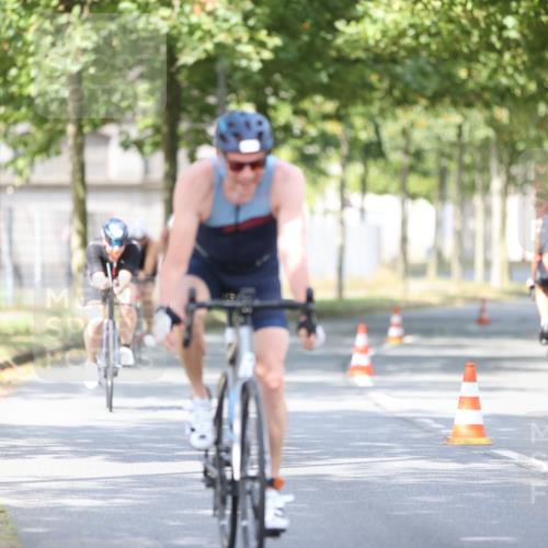 11.08.2024 - GEWOBA Citytriathlon Bremen H.Heesch http://msf.ph/oto/6776839 11.08.2024 11:45:01 Radfahren 827, 916, 927, 956, 964, 973, 996, 1030 meine-sportfotos.de