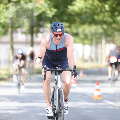 11.08.2024 - GEWOBA Citytriathlon Bremen H.Heesch http://msf.ph/oto/6776852 11.08.2024 11:45:01 Radfahren 827, 916, 927, 956, 964, 973, 996, 1030 meine-sportfotos.de