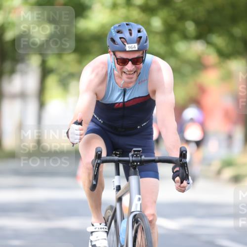 11.08.2024 - GEWOBA Citytriathlon Bremen H.Heesch http://msf.ph/oto/6776872 11.08.2024 11:45:02 Radfahren 827, 916, 927, 956, 964, 973, 996, 1030 meine-sportfotos.de