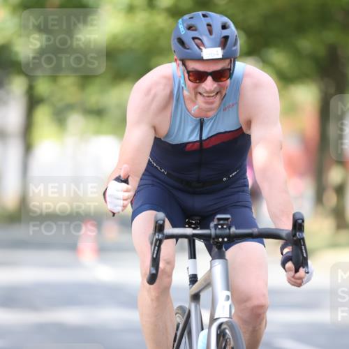 11.08.2024 - GEWOBA Citytriathlon Bremen H.Heesch http://msf.ph/oto/6776882 11.08.2024 11:45:02 Radfahren 827, 916, 927, 956, 964, 973, 996, 1030 meine-sportfotos.de
