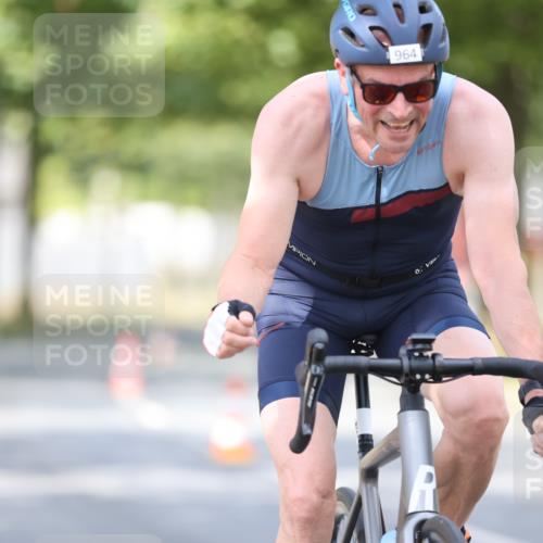 11.08.2024 - GEWOBA Citytriathlon Bremen H.Heesch http://msf.ph/oto/6776888 11.08.2024 11:45:02 Radfahren 827, 916, 927, 956, 964, 973, 996, 1030 meine-sportfotos.de