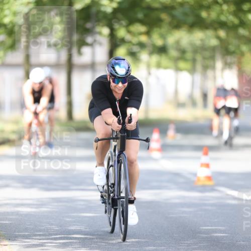 11.08.2024 - GEWOBA Citytriathlon Bremen H.Heesch http://msf.ph/oto/6776897 11.08.2024 11:45:03 Radfahren 827, 916, 927, 956, 964, 973, 996, 1030 meine-sportfotos.de