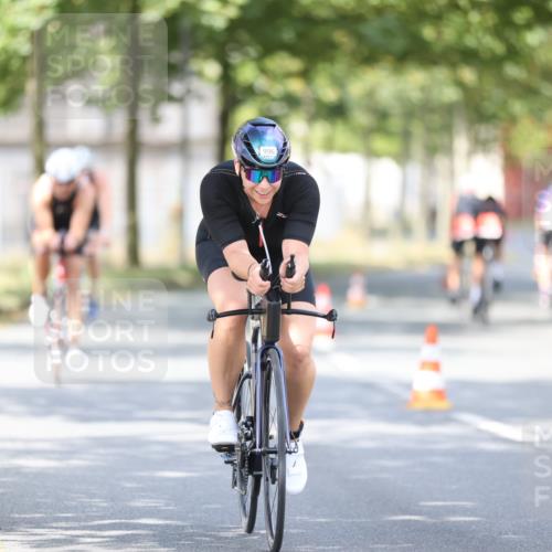 11.08.2024 - GEWOBA Citytriathlon Bremen H.Heesch http://msf.ph/oto/6776903 11.08.2024 11:45:03 Radfahren 827, 916, 927, 956, 964, 973, 996, 1030 meine-sportfotos.de