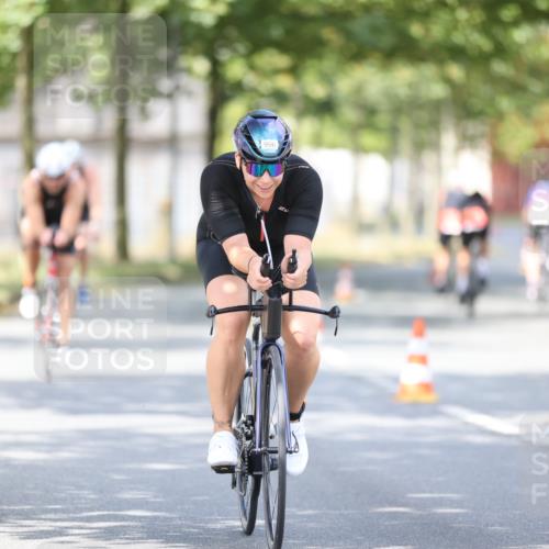 11.08.2024 - GEWOBA Citytriathlon Bremen H.Heesch http://msf.ph/oto/6776906 11.08.2024 11:45:03 Radfahren 827, 916, 927, 956, 964, 973, 996, 1030 meine-sportfotos.de