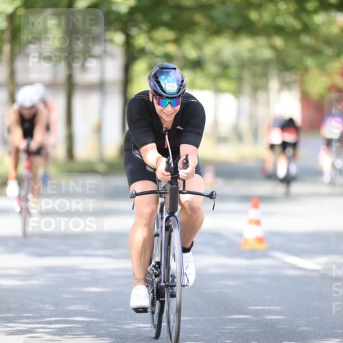 11.08.2024 - GEWOBA Citytriathlon Bremen H.Heesch http://msf.ph/oto/6776910 11.08.2024 11:45:03 Radfahren 827, 916, 927, 956, 964, 973, 996, 1030 meine-sportfotos.de
