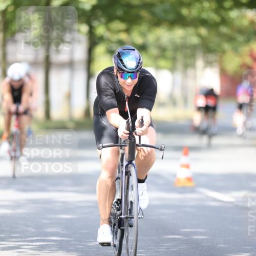 11.08.2024 - GEWOBA Citytriathlon Bremen H.Heesch http://msf.ph/oto/6776912 11.08.2024 11:45:03 Radfahren 827, 916, 927, 956, 964, 973, 996, 1030 meine-sportfotos.de