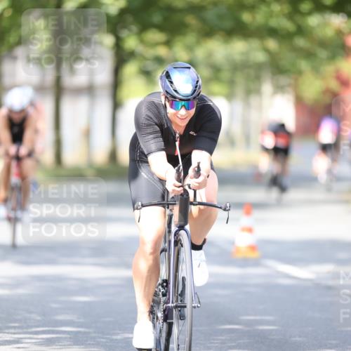 11.08.2024 - GEWOBA Citytriathlon Bremen H.Heesch http://msf.ph/oto/6776915 11.08.2024 11:45:03 Radfahren 827, 916, 927, 956, 964, 973, 996, 1030 meine-sportfotos.de