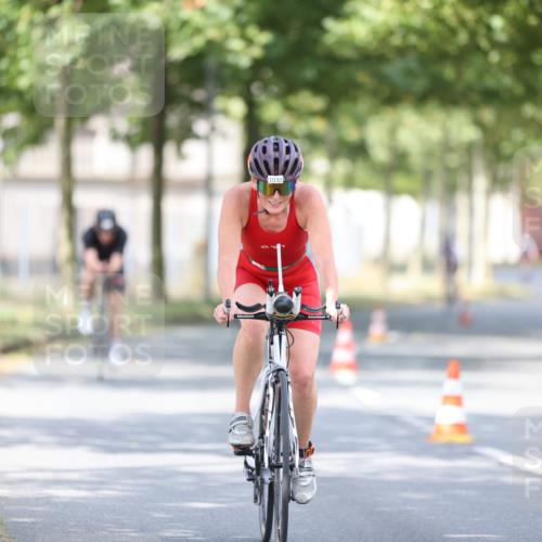 11.08.2024 - GEWOBA Citytriathlon Bremen H.Heesch http://msf.ph/oto/6777032 11.08.2024 11:45:13 Radfahren 819, 827, 927, 973, 974, 996, 1030 meine-sportfotos.de