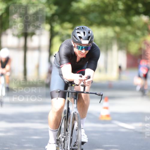 11.08.2024 - GEWOBA Citytriathlon Bremen H.Heesch http://msf.ph/oto/6777107 11.08.2024 11:45:16 Radfahren 819, 900, 927, 973, 974, 1030 meine-sportfotos.de
