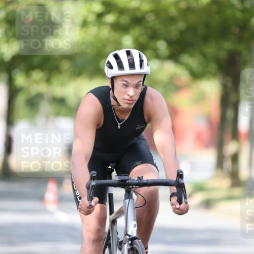 11.08.2024 - GEWOBA Citytriathlon Bremen H.Heesch http://msf.ph/oto/6777822 11.08.2024 11:46:07 Radfahren 755, 775, 806, 845, 853, 954, 962 meine-sportfotos.de