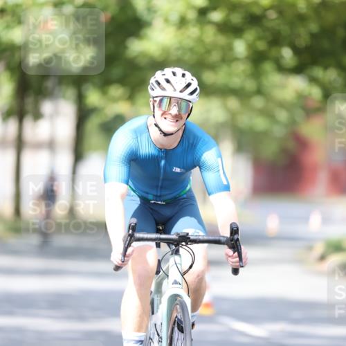 11.08.2024 - GEWOBA Citytriathlon Bremen H.Heesch http://msf.ph/oto/6777885 11.08.2024 11:46:10 Radfahren 755, 775, 806, 845, 853, 954, 962 meine-sportfotos.de