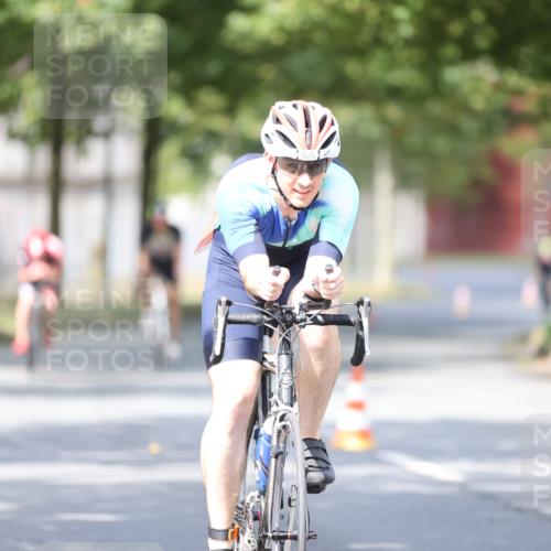 11.08.2024 - GEWOBA Citytriathlon Bremen H.Heesch http://msf.ph/oto/6778404 11.08.2024 11:46:40 Radfahren 703, 768, 773, 798, 843, 942, 1040 meine-sportfotos.de