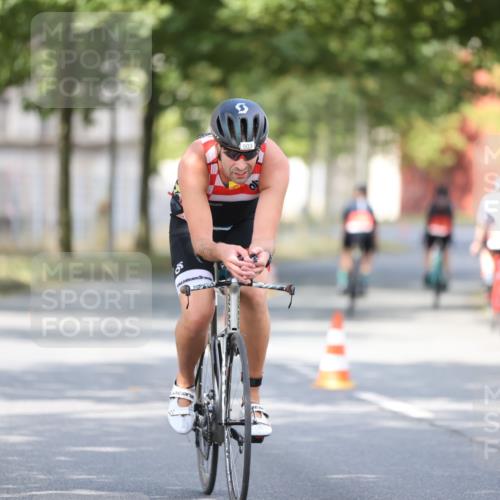 11.08.2024 - GEWOBA Citytriathlon Bremen H.Heesch http://msf.ph/oto/6778512 11.08.2024 11:46:56 Radfahren 798, 903 meine-sportfotos.de