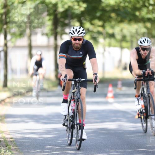 11.08.2024 - GEWOBA Citytriathlon Bremen H.Heesch http://msf.ph/oto/6781684 11.08.2024 11:49:59 Radfahren 785, 796, 862, 881, 979 meine-sportfotos.de