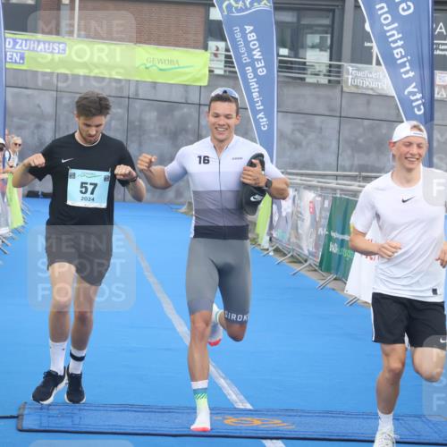 11.08.2024 - GEWOBA Citytriathlon Bremen Lena Gebhardt http://msf.ph/oto/6786420 11.08.2024 11:05:30 Ziel 57 meine-sportfotos.de