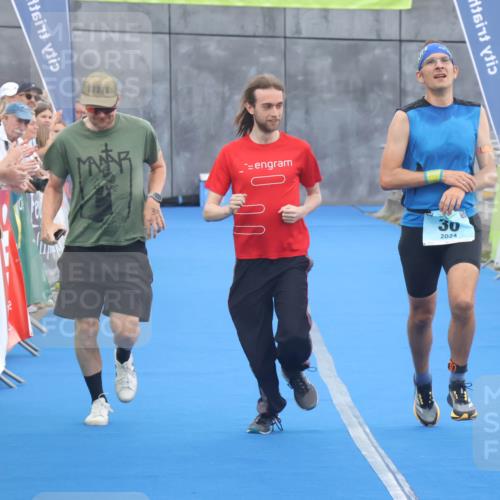 11.08.2024 - GEWOBA Citytriathlon Bremen Lena Gebhardt http://msf.ph/oto/6786499 11.08.2024 11:05:56 Ziel 30 meine-sportfotos.de