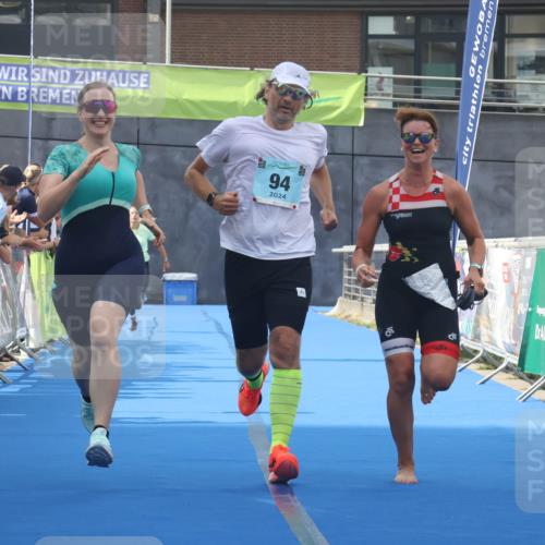 11.08.2024 - GEWOBA Citytriathlon Bremen Lena Gebhardt http://msf.ph/oto/6787598 11.08.2024 11:17:05 Ziel 29, 49, 94 meine-sportfotos.de