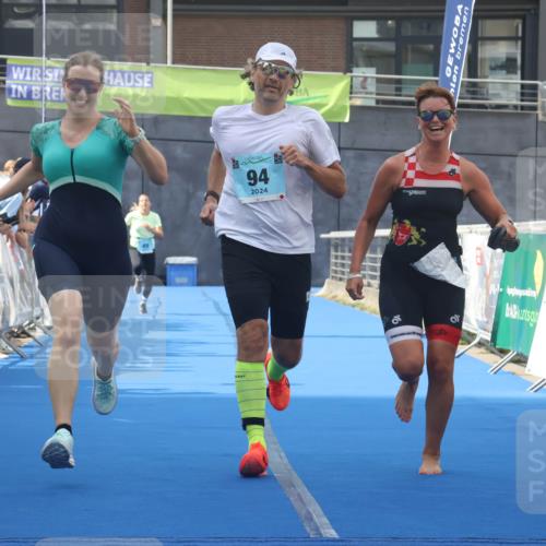 11.08.2024 - GEWOBA Citytriathlon Bremen Lena Gebhardt http://msf.ph/oto/6787599 11.08.2024 11:17:06 Ziel 29, 49, 94 meine-sportfotos.de
