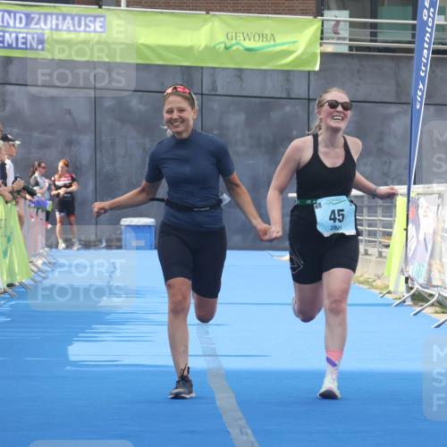 11.08.2024 - GEWOBA Citytriathlon Bremen Lena Gebhardt http://msf.ph/oto/6787670 11.08.2024 11:17:24 Ziel 45 meine-sportfotos.de