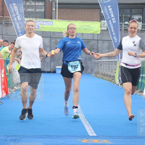 11.08.2024 - GEWOBA Citytriathlon Bremen Lena Gebhardt http://msf.ph/oto/6788536 11.08.2024 11:22:42 Ziel 100, 102 meine-sportfotos.de