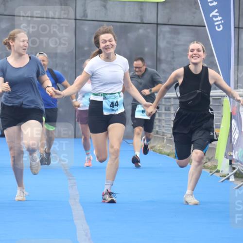 11.08.2024 - GEWOBA Citytriathlon Bremen Lena Gebhardt http://msf.ph/oto/6789354 11.08.2024 11:27:08 Ziel 6, 32, 44 meine-sportfotos.de